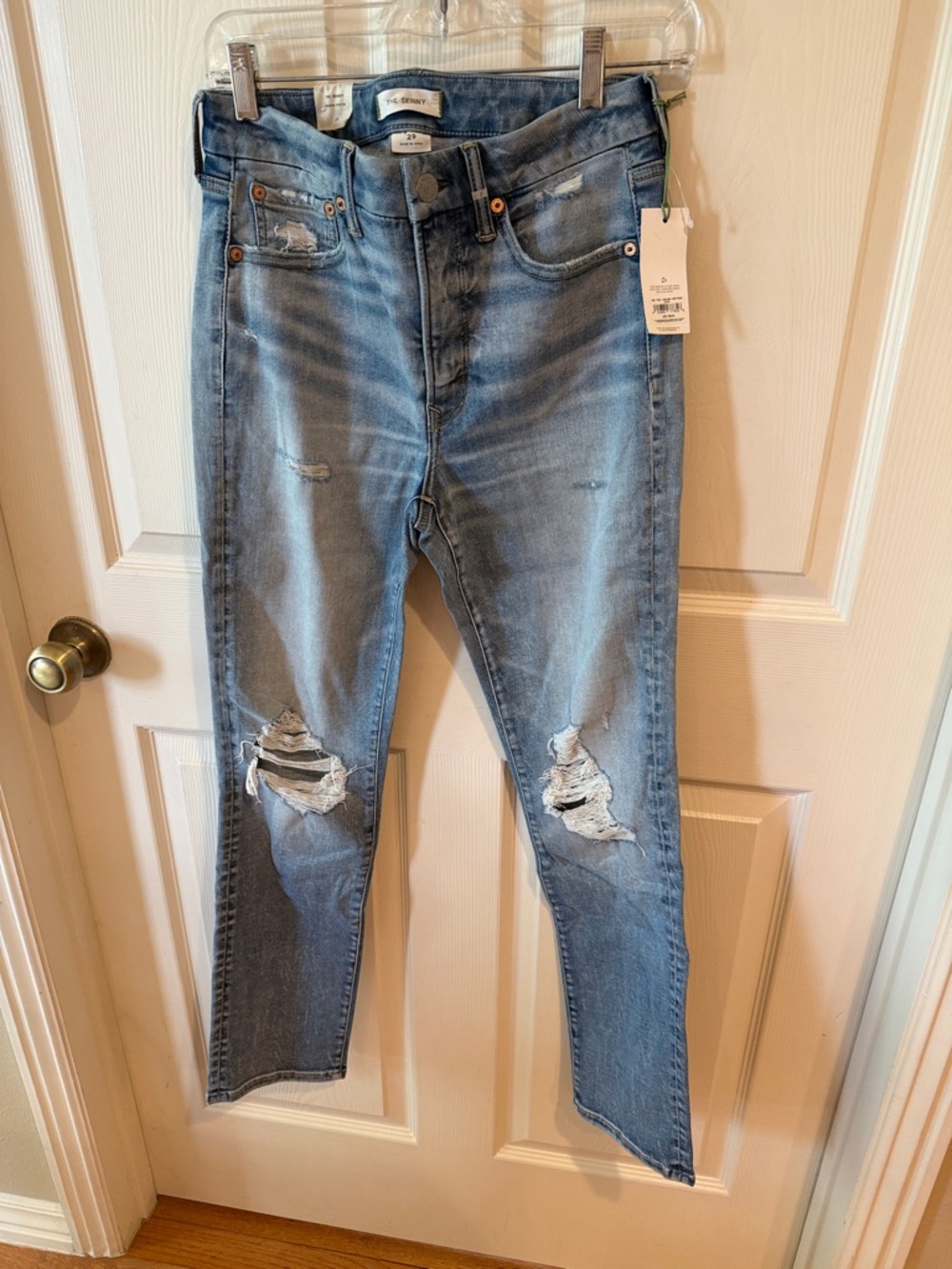 American Eagle AE77 Light Wash Distressed Skinny Jeans Sz 29.  NWT. Box42